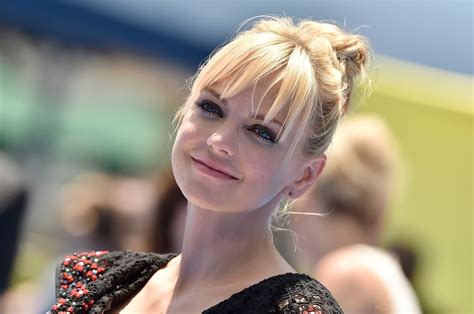 anna faris nudes|Anna Faris Says It Felt Liberating to Pose Nude in Avocados。